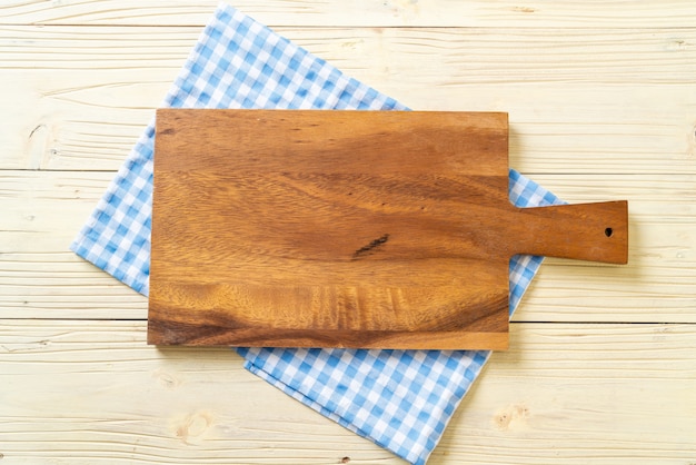 tablero de madera de corte vacío con paño de cocina