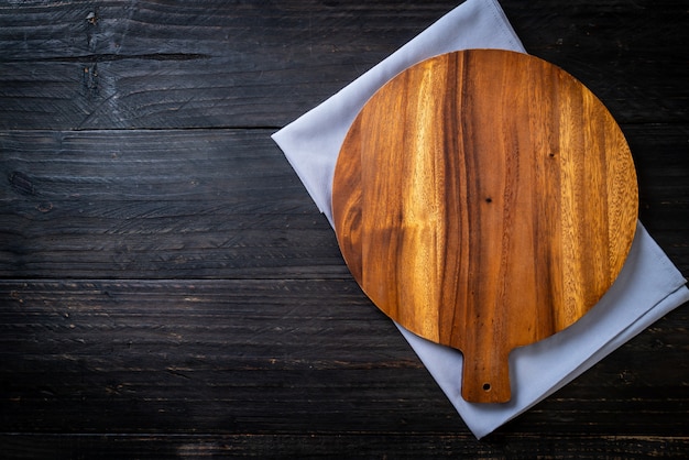 tablero de madera de corte vacío con paño de cocina