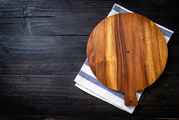 tablero de madera de corte vacío con paño de cocina