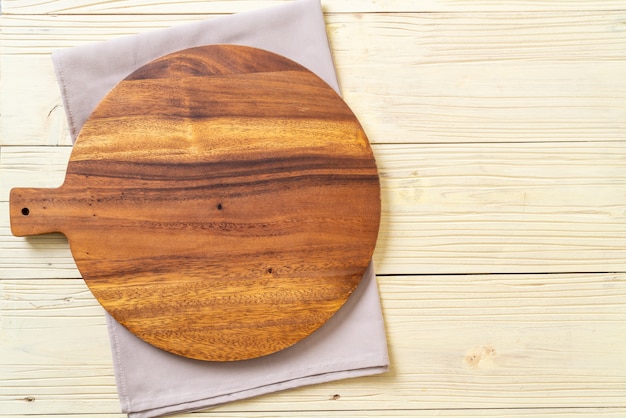 Foto tablero de madera de corte vacío con trapo de cocina