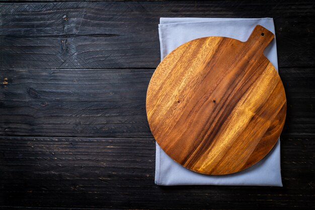 tablero de madera de corte vacío con trapo de cocina