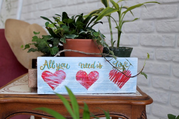 Tablero de madera con la firma Love Gift con un corazón para el Día de San Valentín Regalo para su amada el 14 de febrero