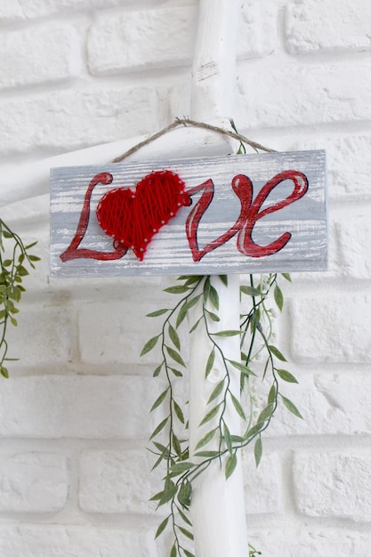 Tablero de madera con la firma Love Gift con un corazón para el Día de San Valentín Regalo para su amada el 14 de febrero