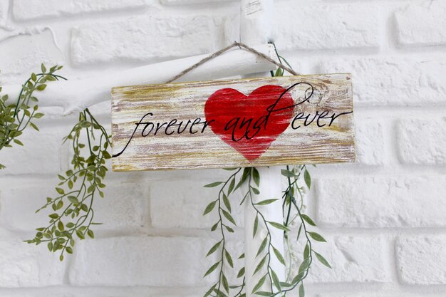 Tablero de madera con la firma Love Gift con un corazón para el Día de San Valentín Regalo para su amada el 14 de febrero