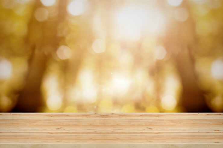 Foto tablero de madera con fondo borroso amarillo.