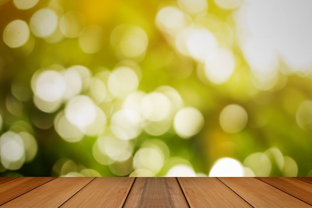 Tablero de madera con el fondo borroso verde natural.