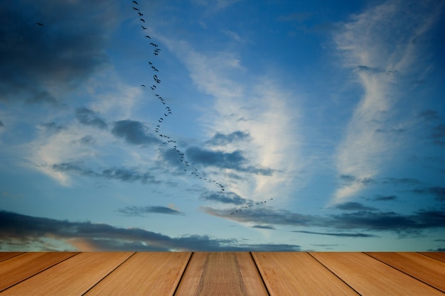 Foto tablero de madera con fondo de cielo azul.