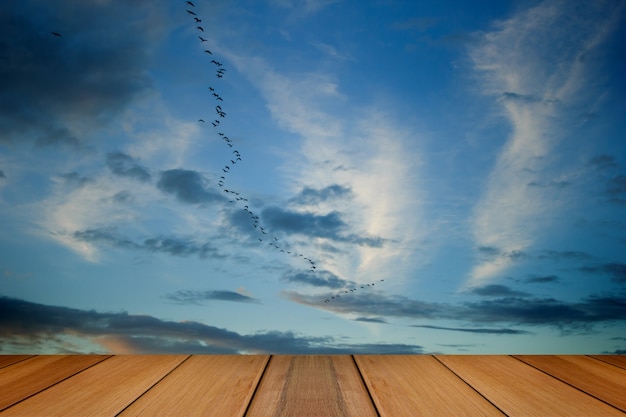 Tablero de madera con fondo de cielo azul.