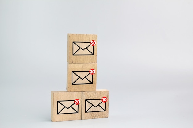 tablero de madera con icono de correo electrónico. el concepto de recibir un correo electrónico. Correo electrónico no deseado, correo no deseado y correo electrónico sobre