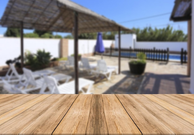 Tablero de madera mesa vacía fondo borroso casa de verano moderna cenador terraza