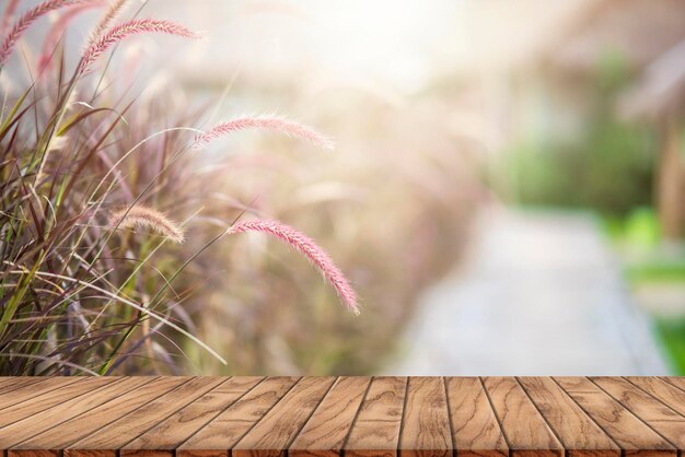 Tablero de madera mesa vacía y fondo borroso en la noche en el jardín