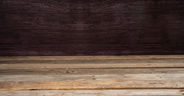 Tablero de madera mesa vacía frente al fondo de la pared oscura