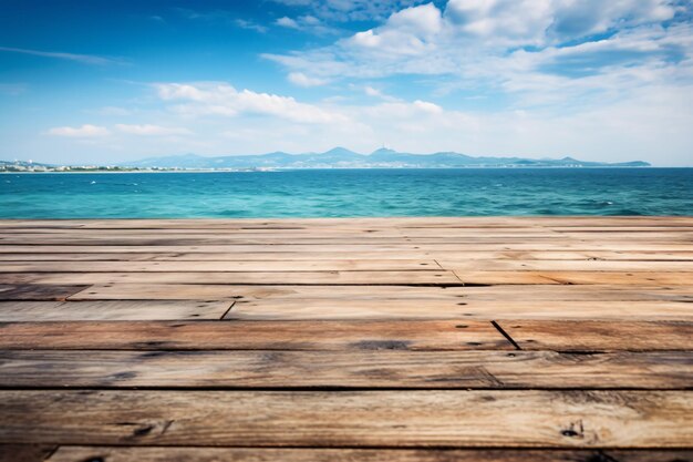 Tablero de madera mesa vacía frente al mar azul y perspectiva de fondo del cielo piso de madera sobre el mar