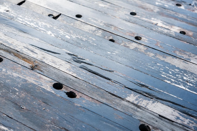 Tablero de madera negro antiguo con tablero vintage de imperfecciones para diseño o espacio de copia