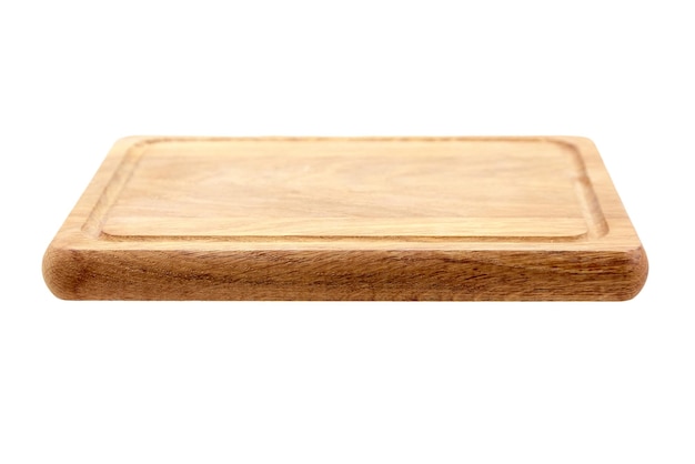 Tablero de madera para picar o servir con canaleta de jugo aislado sobre fondo blanco.