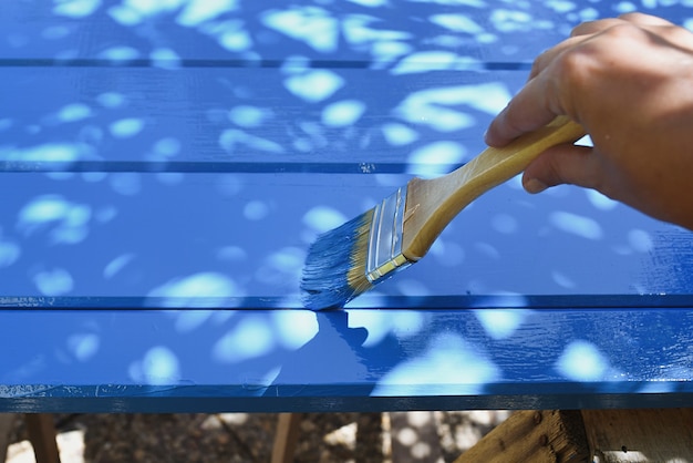 Tablero de madera pintado a mano en azul.