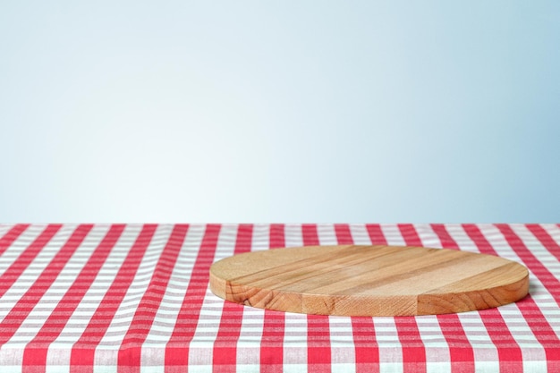 Tablero de madera con una servilleta sobre una mesa