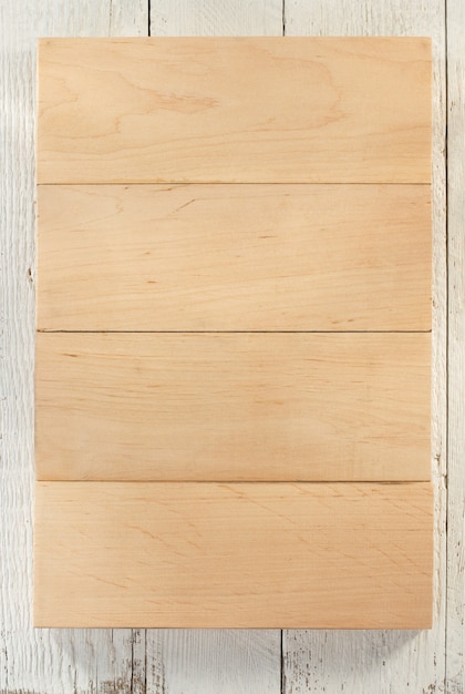 Tablero de madera sobre fondo de madera