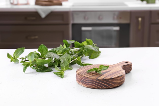 Tablero de madera sobre la mesa de la cocina