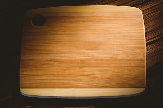 Tablero de madera sobre una mesa