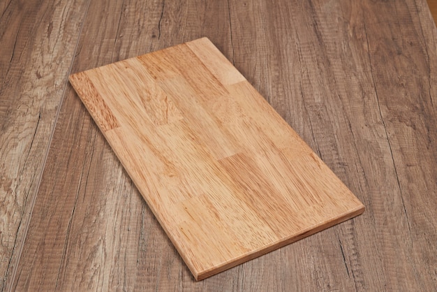 Tablero de madera sobre piso de madera