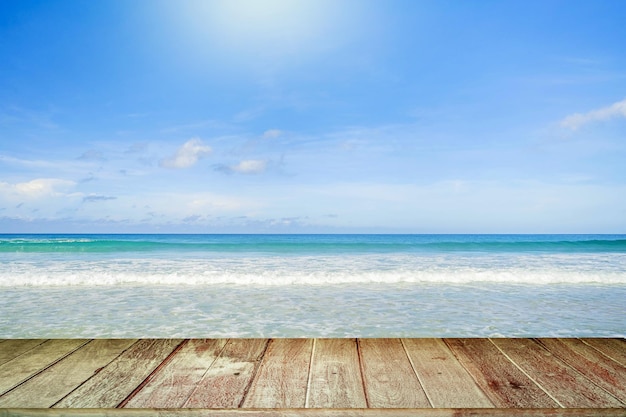 Tablero de madera con textura contra la hermosa playa en día soleado