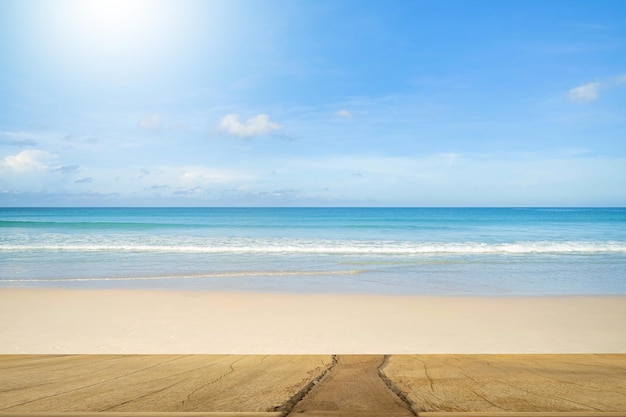 Tablero de madera con textura contra la hermosa playa en día soleado