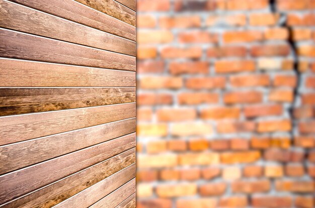 Tablero de madera vacía sobre fondo de ladrillo rojo