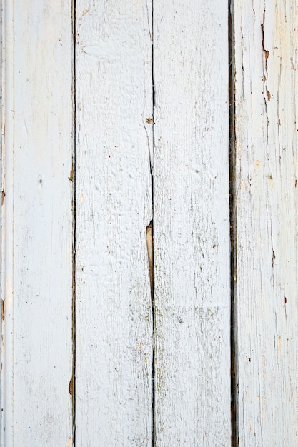 Tablero de madera vieja pintada fondo blanco.