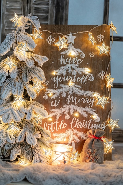 Tablero con mensaje de feliz Navidad sobre fondo de madera.