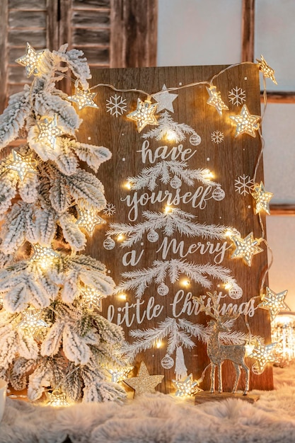 Tablero con mensaje de feliz Navidad sobre fondo de madera.