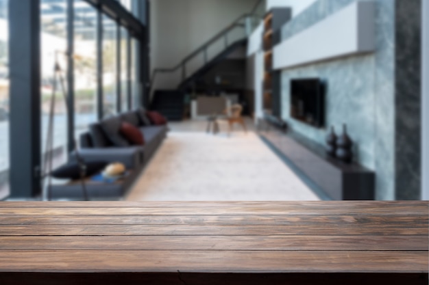 Tablero de mesa en una sala de estar borrosa con una ventana grande.