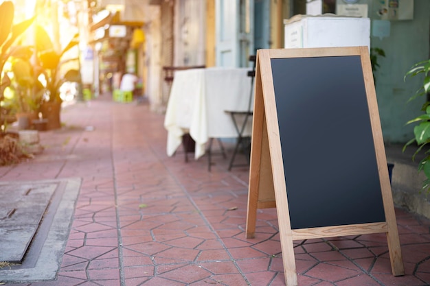 Tablero de la muestra de la pizarra de la acera del restaurante