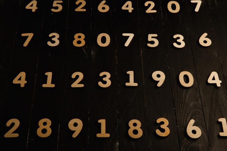 Foto un tablero negro con números que dicen el número 9 y 9.
