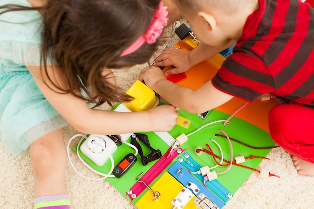 Tablero ocupado de bricolaje hecho a mano - juguete sensorial para niños