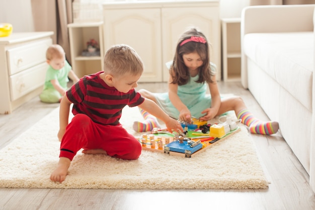 Tablero ocupado de bricolaje hecho a mano - juguete sensorial para niños