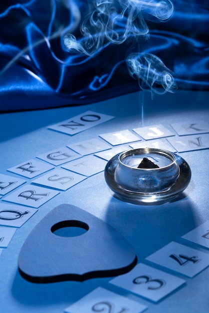 Tablero ouija y tela de seda de alto ángulo.