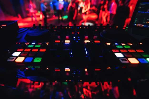 Tablero de panel musical y DJ para música DJ en una discoteca