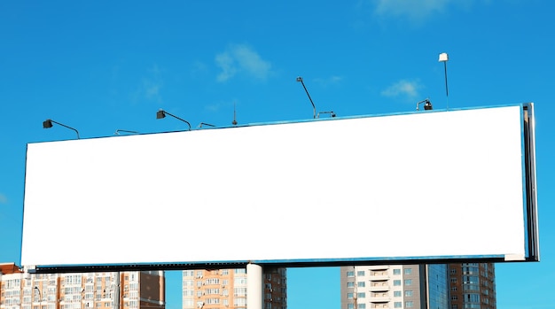 Tablero publicitario en las calles de la ciudad