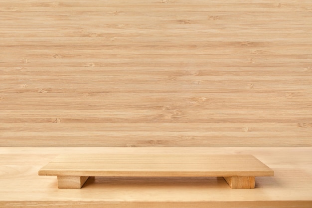 Tablero de sushi vacío sobre una mesa de madera con fondo de bambú Vista superior de la tabla de madera para el diseño interior del producto de soporte gráfico o montaje para mostrar su producto