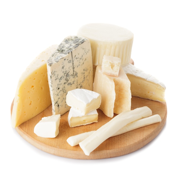 Tablero con trozos de varios tipos de queso en el tablero.