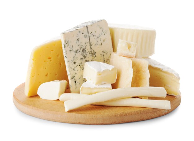 Tablero con trozos de varios tipos de queso en el tablero.