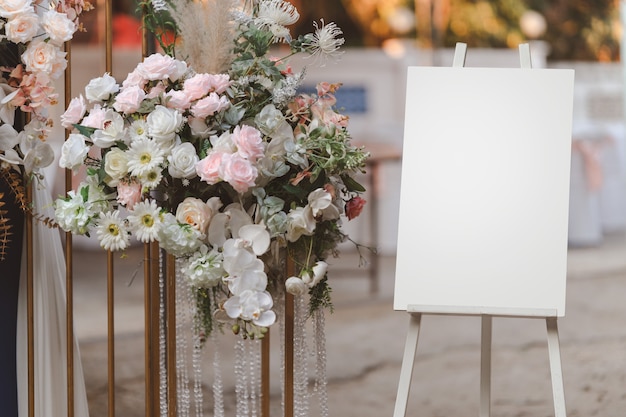 Tablero de visualización de fotos en blanco vacío en el soporte para el arco de la boda