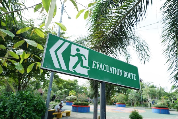 Foto tableros de advertencia de la ruta de evacuación en el área del parque direcciones para determinar la ruta de evacuación