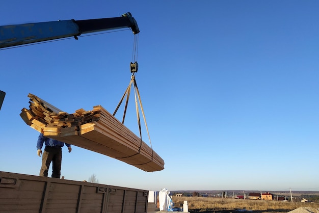 Tableros de carga suministrados al sitio de construcción con un manipulador de grúa