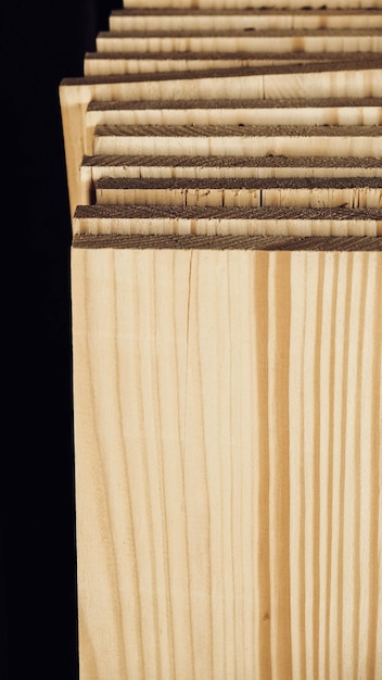 Tableros de carpintería de madera apilados de madera natural en una industria de carpintería