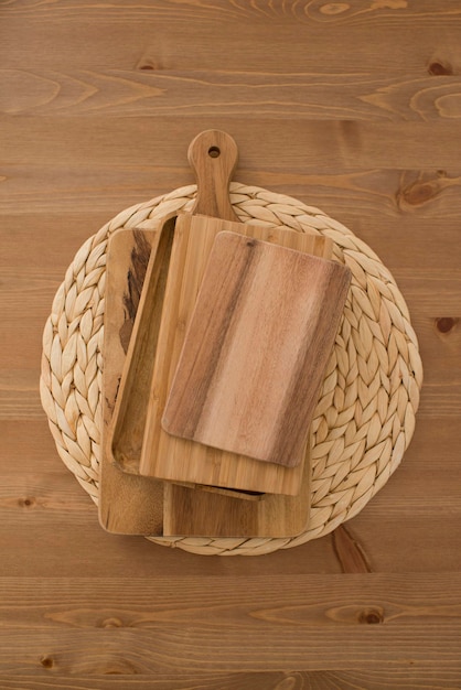 Tableros de cocina de madera sobre la mesa