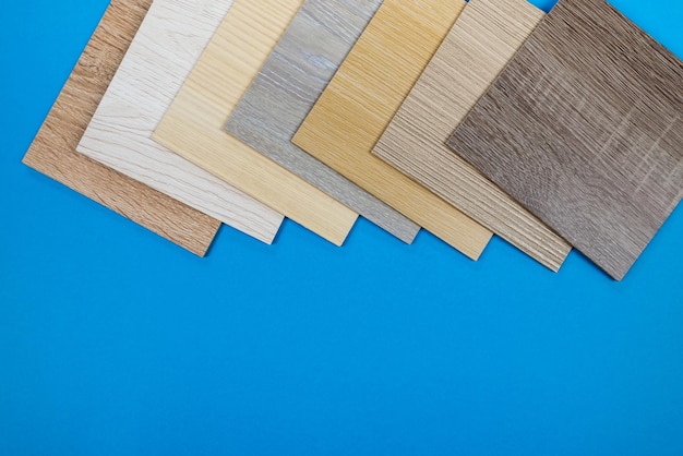 Tableros laminados en azul Muestras de laminado o parquet con un patrón y textura de madera para pisos y diseño de interiores Producción de pisos de madera