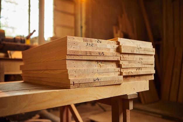 Los tableros de madera se apilan en un aserradero o en un taller de carpintería Aserrado, secado y comercialización de madera Antecedentes industriales