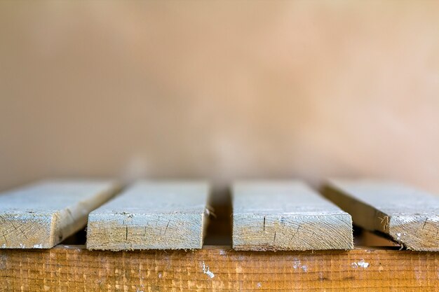 Tableros de madera mesa vacía con fondo borroso